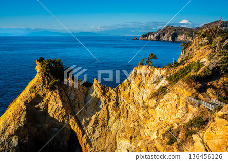 Cape Koganezaki, the sunset at Uma Rock, and Mount Fuji [Nishiizu Town, Kamo District, Shizuoka Prefecture] 136456126