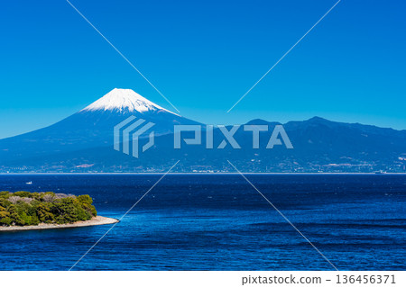 從西浦繪裡眺望富士山 [靜岡縣沼津市] 136456371