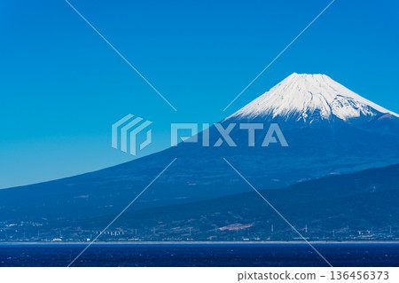 從西浦繪裡眺望富士山 [靜岡縣沼津市] 136456373
