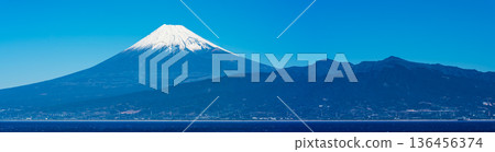 從西浦繪裡眺望富士山（靜岡縣沼津市） 136456374