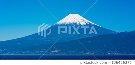 從西浦繪裡眺望富士山(靜岡縣沼津市) 從西浦繪裡眺望富士山(靜岡縣沼津市) 136456375