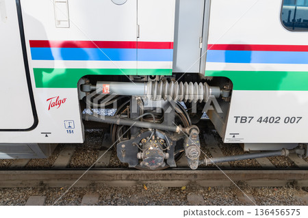 塔什幹車站阿夫拉夏布號高速列車的耦合段 136456575