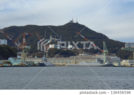 長崎造船廠的護航艦和稻諫山展望台（長崎縣長崎市） 136456596