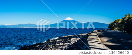 從長椅欣賞富士山全景，感受海風拂面 [靜岡縣沼津市] 136456640