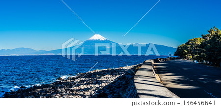 Panoramic view of Mt. Fuji from a bench enjoying the sea breeze [Numazu City, Shizuoka Prefecture] 136456641