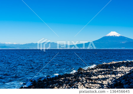 Mount Fuji from a bench in the sea breeze [Numazu City, Shizuoka Prefecture] 136456645