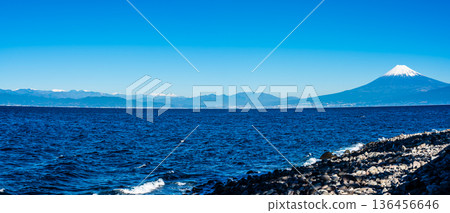 Panoramic view of Mt. Fuji from a bench enjoying the sea breeze [Numazu City, Shizuoka Prefecture] 136456646