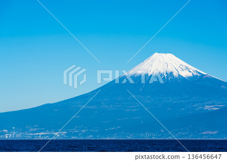 Mount Fuji from a bench in the sea breeze [Numazu City, Shizuoka Prefecture] 136456647
