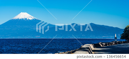 從長椅欣賞富士山全景，感受海風拂面 [靜岡縣沼津市] 136456654