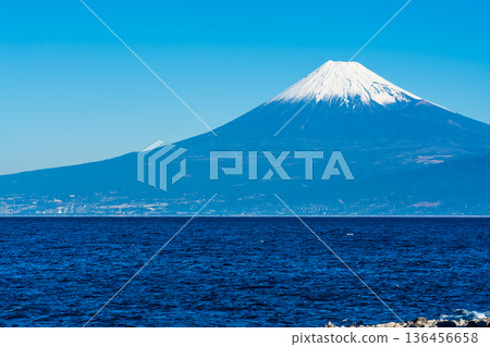 從長椅上眺望海風中的富士山 [靜岡縣沼津市] 136456658