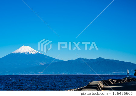 Mount Fuji from a bench in the sea breeze [Numazu City, Shizuoka Prefecture] 136456665