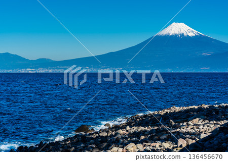 從長椅上眺望海風中的富士山 [靜岡縣沼津市] 136456670