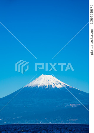 Mount Fuji from a bench in the sea breeze [Numazu City, Shizuoka Prefecture] 136456673