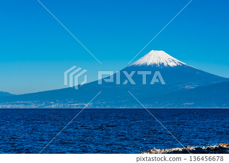 Mount Fuji from a bench in the sea breeze [Numazu City, Shizuoka Prefecture] 136456678