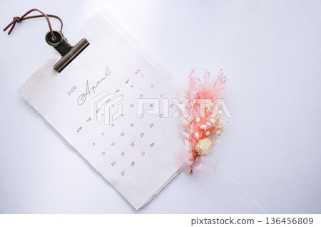 春日景象:四月日曆與櫻花花瓣 春日景象:四月日曆與櫻花花瓣 136456809
