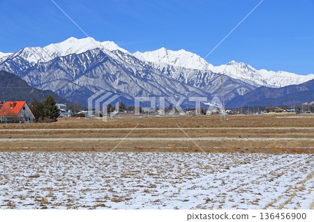 從山腳下看冬季北阿爾卑斯山的臼杵立山山脈 136456900