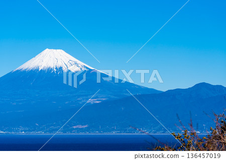 從出會岬眺望富士山 [靜岡縣沼津市] 136457019
