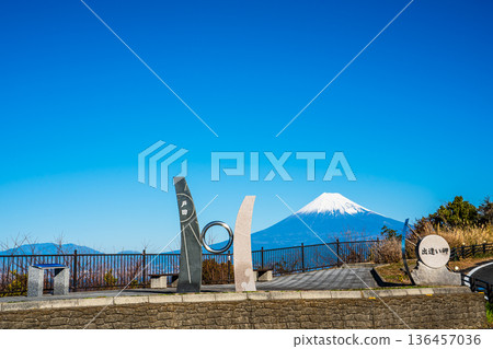 從出會岬眺望富士山 [靜岡縣沼津市] 136457036