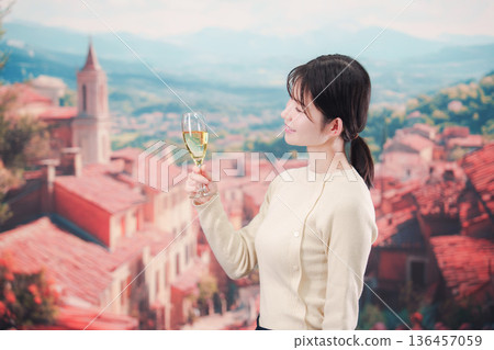 一位女士在國外旅行時優雅地品酒。 136457059