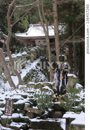 四國朝聖之旅中的另一個聖地。橋倉寺,四國二十大聖地之一,也是其中的第十五座寺廟,寺內供奉著觀音像,鐘樓矗立在參道旁。 四國朝聖之旅中的另一個聖地。橋倉寺,四國二十大聖地之一,也是其中的第十五座寺廟,寺內供奉著觀音像,鐘樓矗立在參道旁。 136457260
