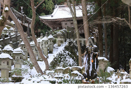 四國朝聖之旅中的另一個聖地。橋倉寺,四國二十大聖地之一,也是其中的第十五座寺廟,寺內供奉著觀音像,鐘樓矗立在參道旁。 四國朝聖之旅中的另一個聖地。橋倉寺,四國二十大聖地之一,也是其中的第十五座寺廟,寺內供奉著觀音像,鐘樓矗立在參道旁。 136457263