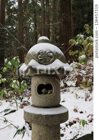 四國朝聖之旅中一個特別的聖地。四國二十大聖地之一的橋倉寺，作為第十五座寺廟，被白雪覆蓋。 136457319