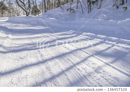 北海道的雪道 136457320