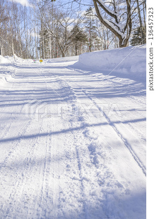 北海道的雪道 136457323