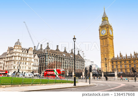 倫敦：從議會廣場看威斯敏斯特宮 136457608