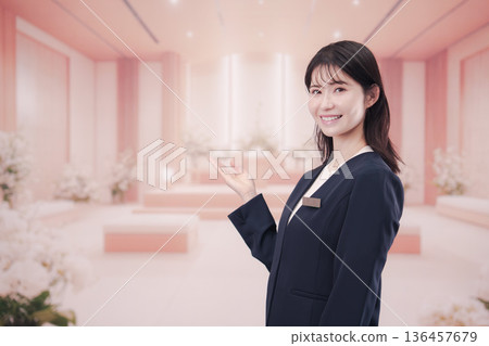 一位在殯儀公司為顧客服務的年輕女員工 一位在殯儀公司為顧客服務的年輕女員工 136457679
