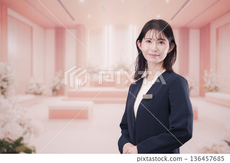 一位在殯儀公司為顧客服務的年輕女員工 一位在殯儀公司為顧客服務的年輕女員工 136457685