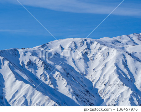 冬季景色：白馬村，長野縣，北阿爾卑斯山脈的皚皚白雪 136457976