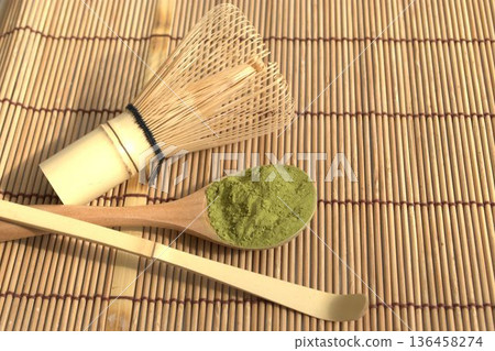 抹茶和茶筅放在竹簾上 136458274