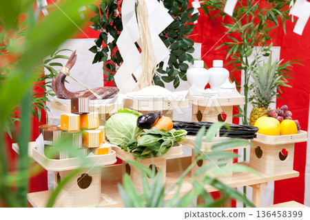 一位牧師正在為奠基儀式等日本儀式祈禱的照片 136458399