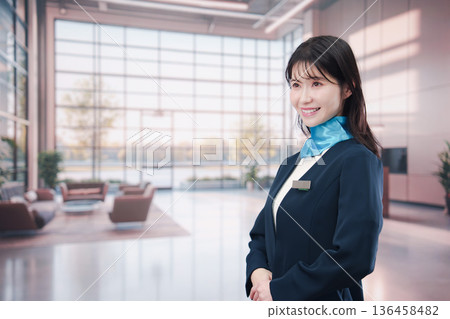 機場工作人員面帶微笑，提供指引。 136458482