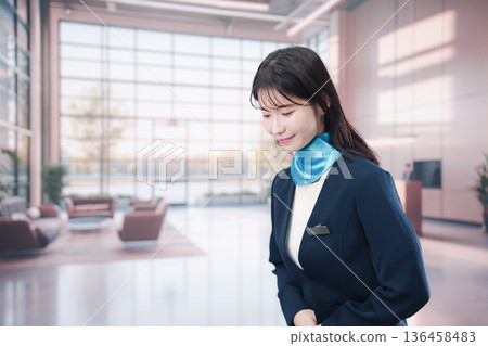 機場工作人員面帶微笑，提供指引。 136458483