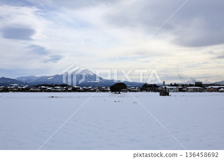 冬季大山和鄉村景色 5 136458692