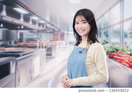 一位年輕女子在大廚房工作 136459052