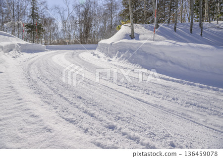 Snow road of Hokkaido 136459078