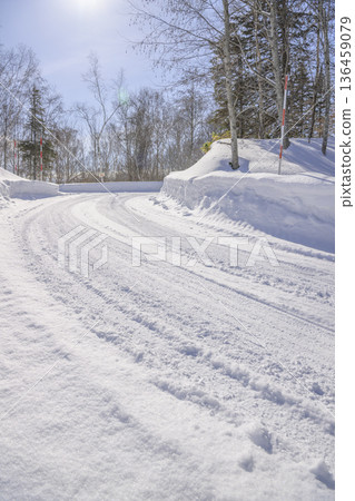 北海道的雪道 136459079