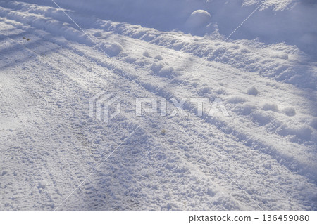 北海道的雪道 136459080