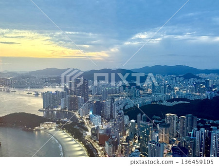 從韓國釜山海雲台的觀景台上看到的景色 136459105