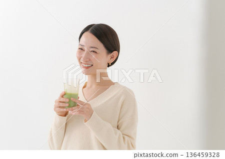 女人喝抹茶拿鐵 136459328