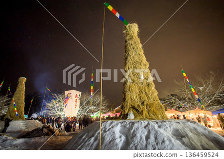 在秋田縣大仙市的大田火祭上，人們放飛紙氣球許願。 136459524