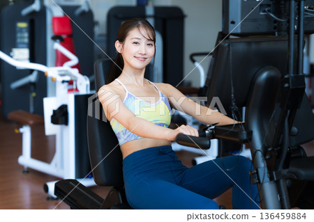 年輕女子在健身房訓練 136459884