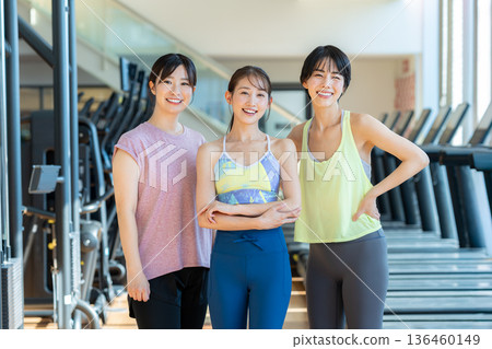 在健身房訓練的女人 136460149