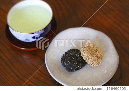 Sesame rice cake 136460303