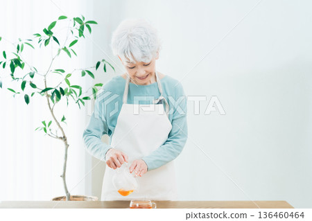 老婦人準備下午茶 136460464