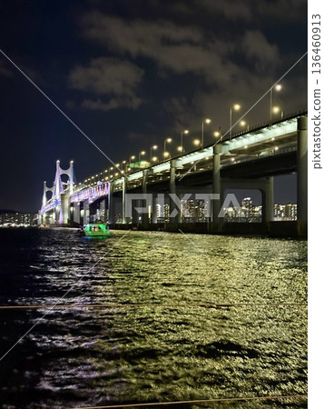 從遊艇上眺望釜山廣安裡的夜景 136460913
