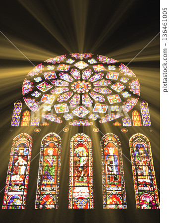 沙特爾大教堂美麗的彩色玻璃窗 136461005
